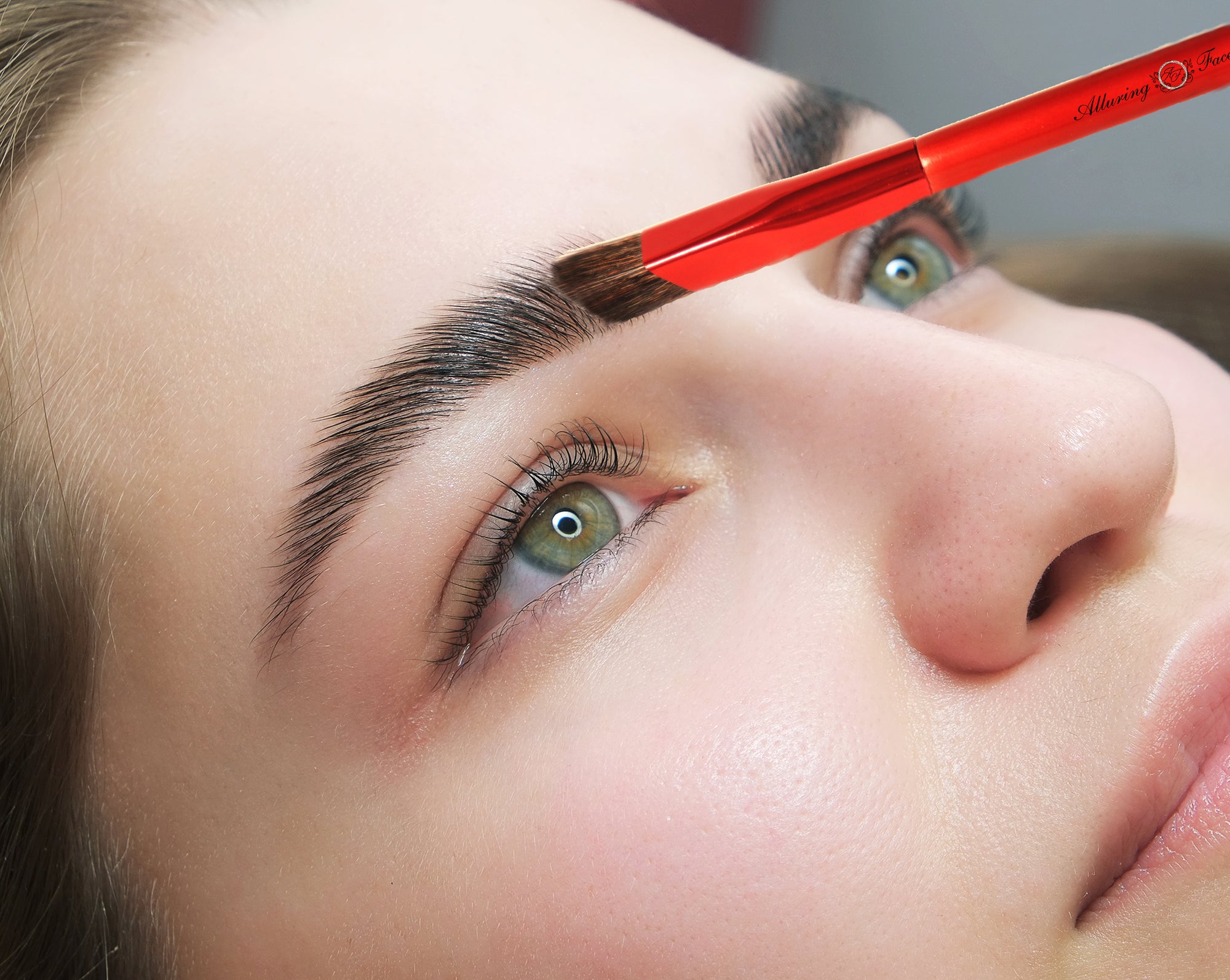 Alluring 3D Eyebrow Brush